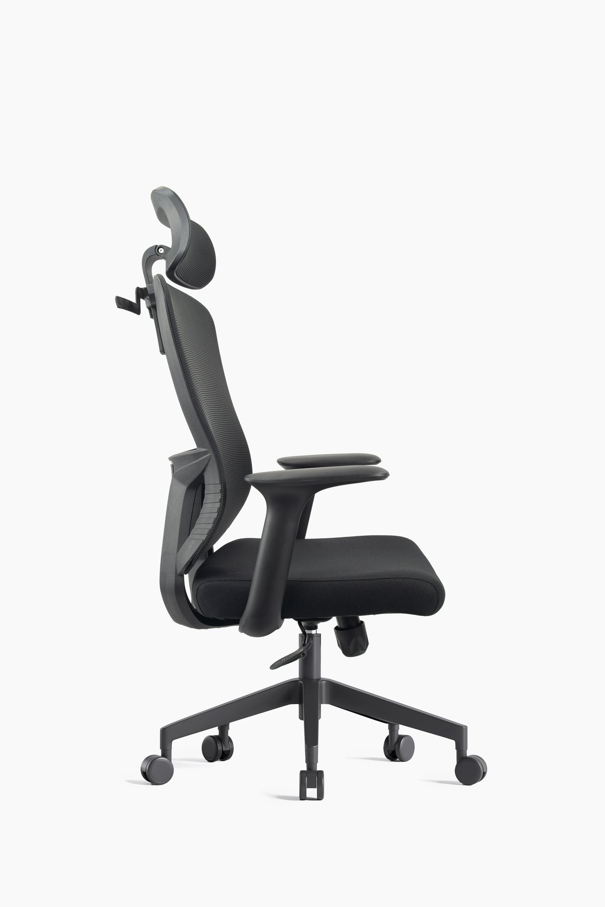 Silla ejecutiva respaldo alto, malla negra, reposacabezas ajustable, apoyabrazos fijos y base nylon | IOFF-M709