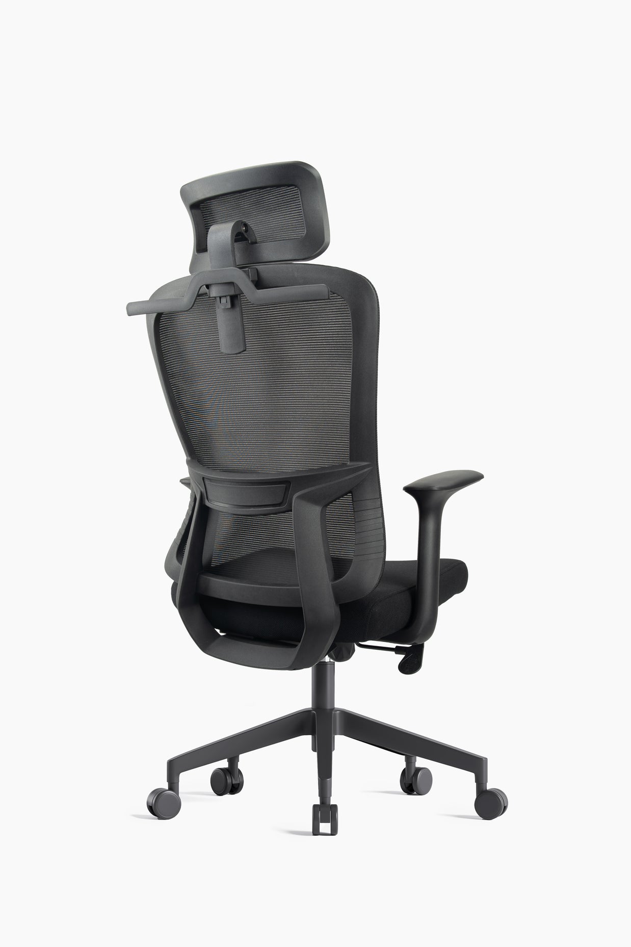 Silla ejecutiva respaldo alto, malla negra, reposacabezas ajustable, apoyabrazos fijos y base nylon | IOFF-M709