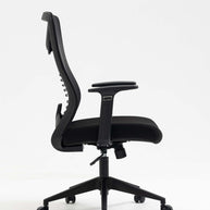 Silla SIT Ejecutiva, malla negra, inclinación flexible, ruedas de goma, apoyo lumbar. Peso: 250 Lbs. SIT-M350