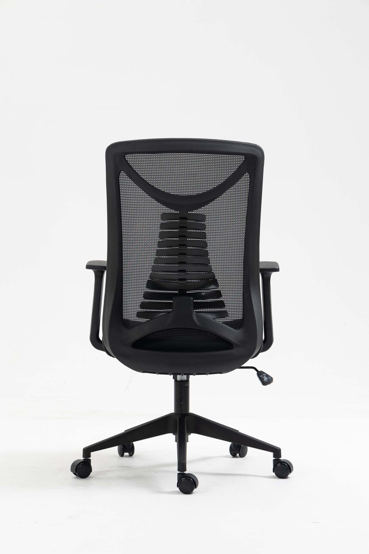 Silla SIT Ejecutiva, malla negra, inclinación flexible, ruedas de goma, apoyo lumbar. Peso: 250 Lbs. SIT-M350