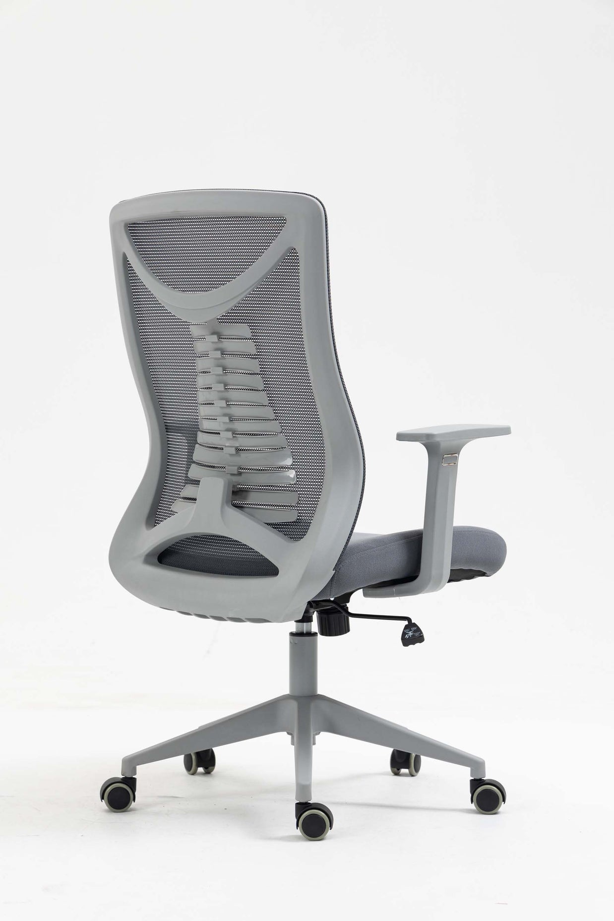 Silla SIT Ejecutiva, malla negra, inclinación flexible, ruedas de goma, apoyo lumbar. Peso: 250 Lbs. SIT-M350