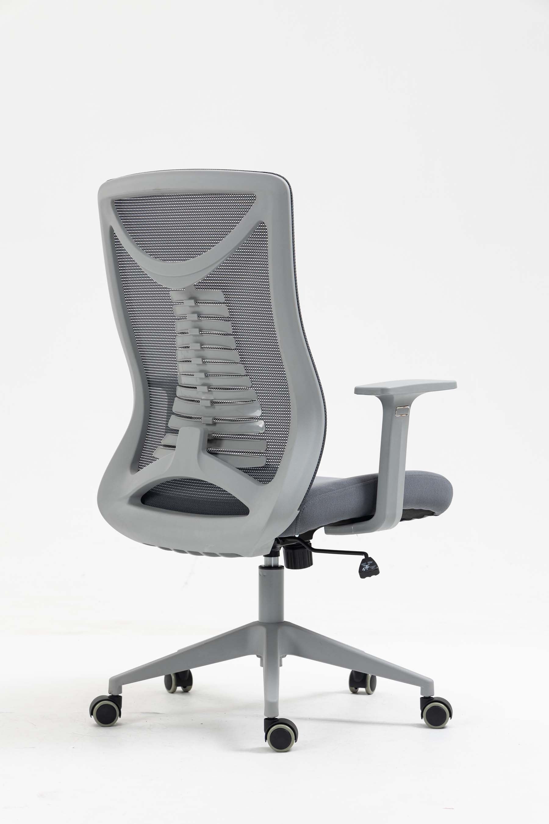 Silla SIT Ejecutiva, malla negra, inclinación flexible, ruedas de goma, apoyo lumbar. Peso: 250 Lbs. SIT-M350