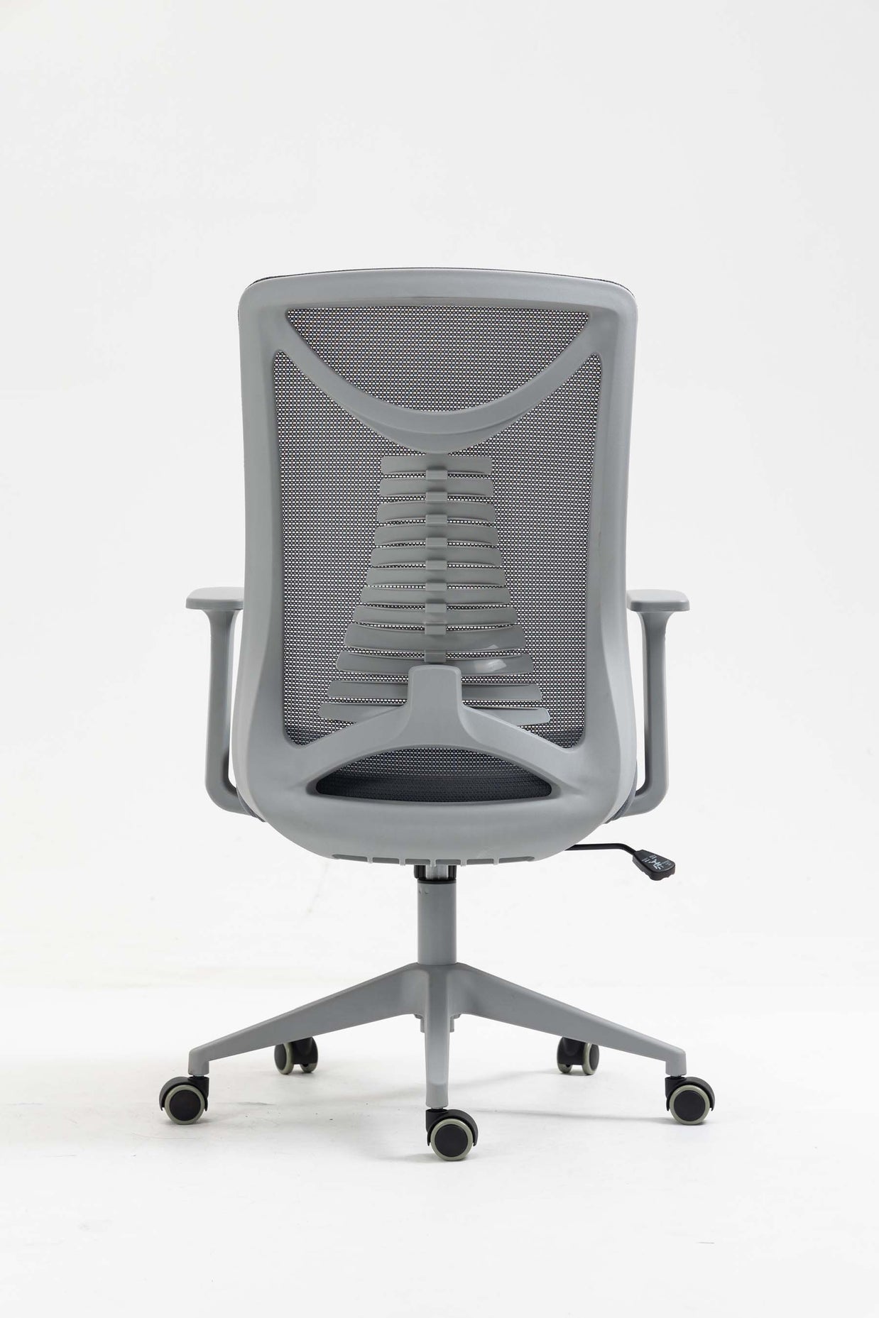Silla SIT Ejecutiva, malla negra, inclinación flexible, ruedas de goma, apoyo lumbar. Peso: 250 Lbs. SIT-M350
