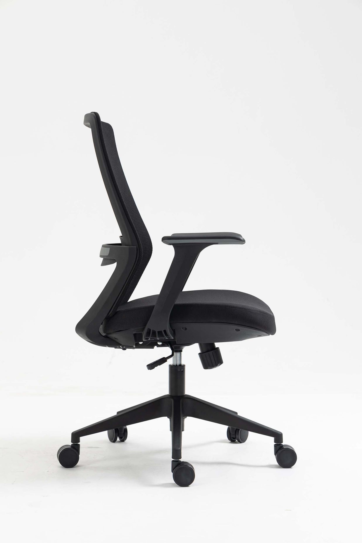 Silla SIT Ejecutiva, respaldo de malla, soporte lumbar ajustable, brazos fijos. Peso: 250 Lbs.SIT-M750