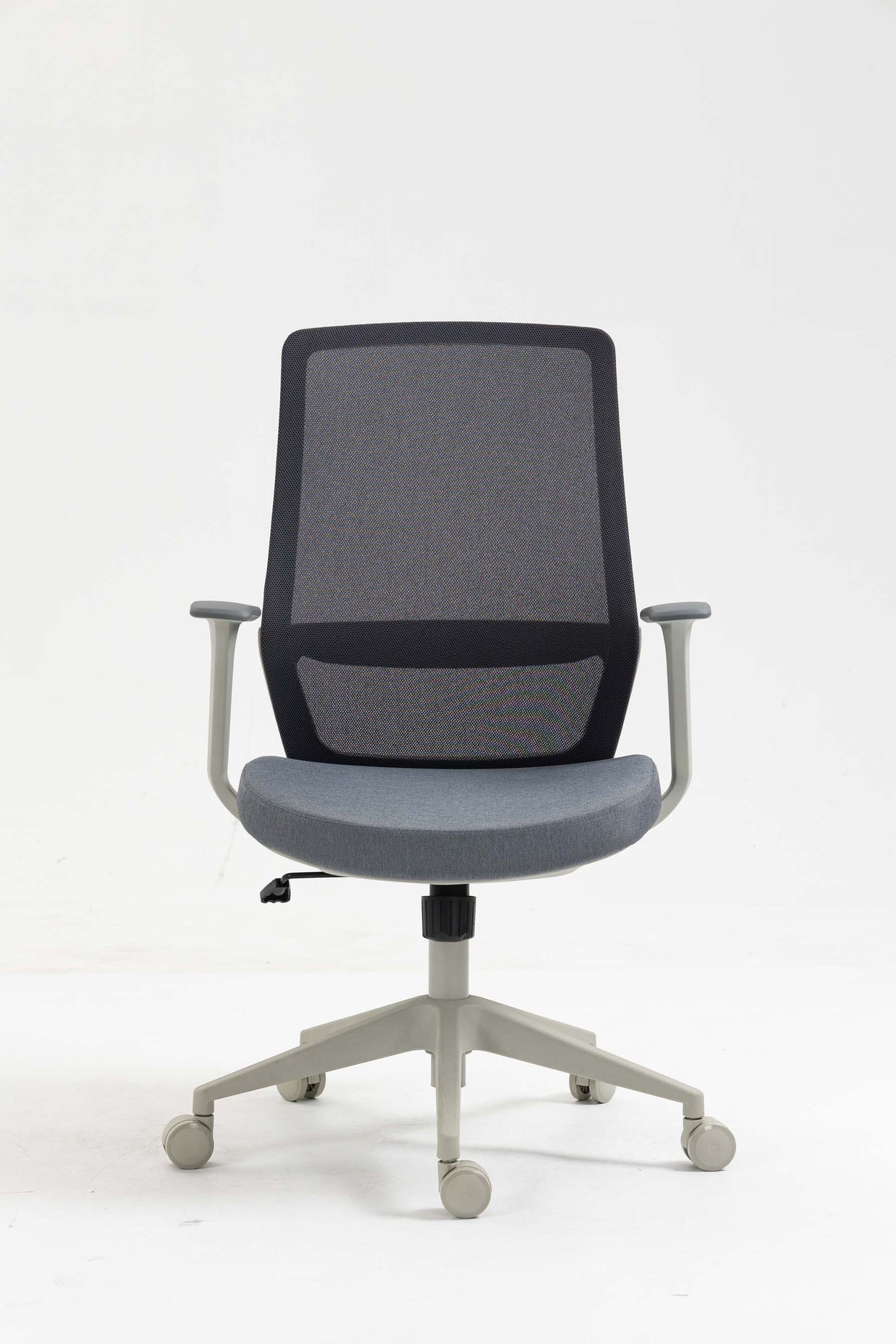 Silla SIT Ejecutiva, respaldo de malla, soporte lumbar ajustable, brazos fijos. Peso: 250 Lbs.SIT-M750