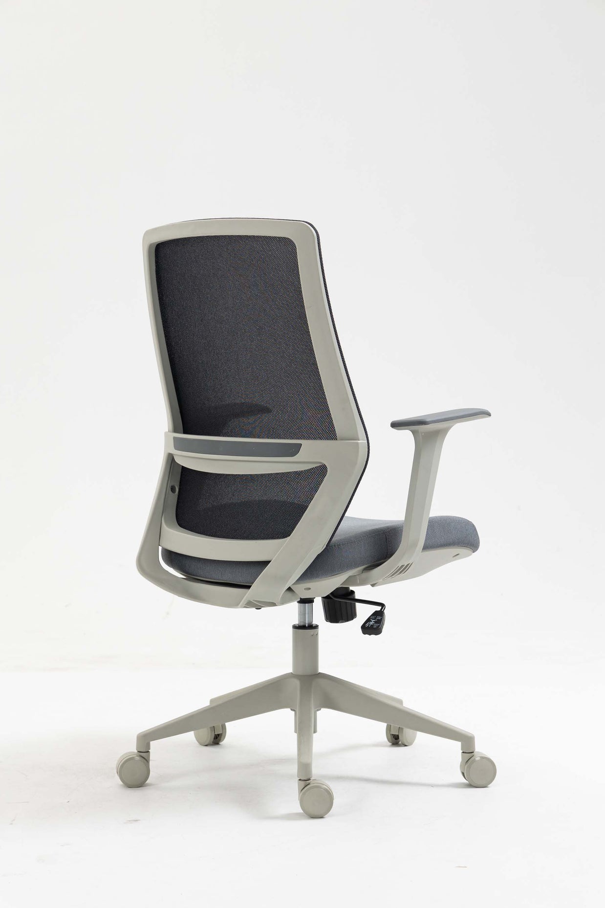 Silla SIT Ejecutiva, respaldo de malla, soporte lumbar ajustable, brazos fijos. Peso: 250 Lbs.SIT-M750