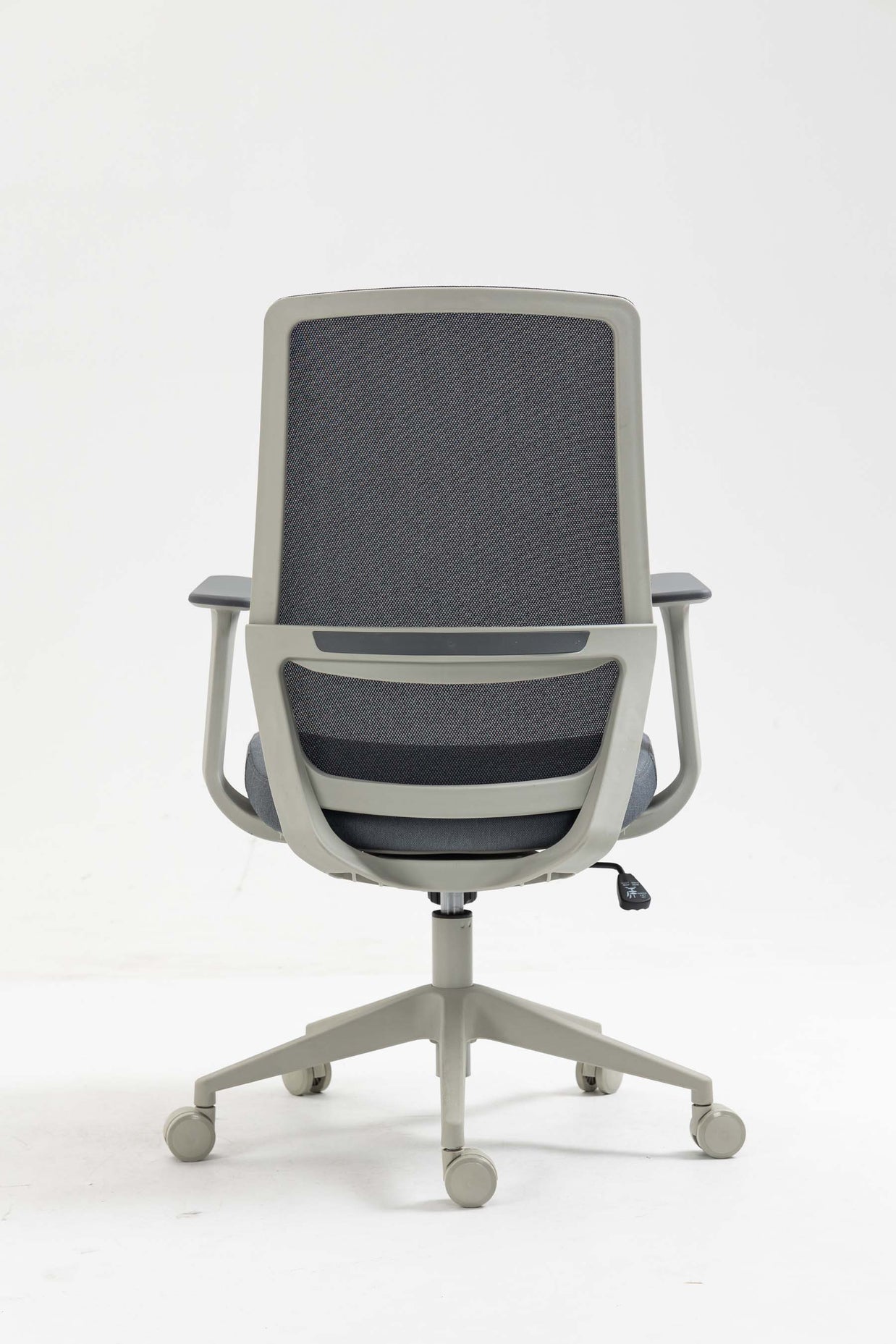 Silla SIT Ejecutiva, respaldo de malla, soporte lumbar ajustable, brazos fijos. Peso: 250 Lbs.SIT-M750